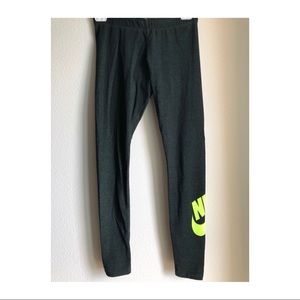 Nike Sportswear Pants - Size Small